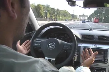 Berlínem se prohánělo auto bez řidiče