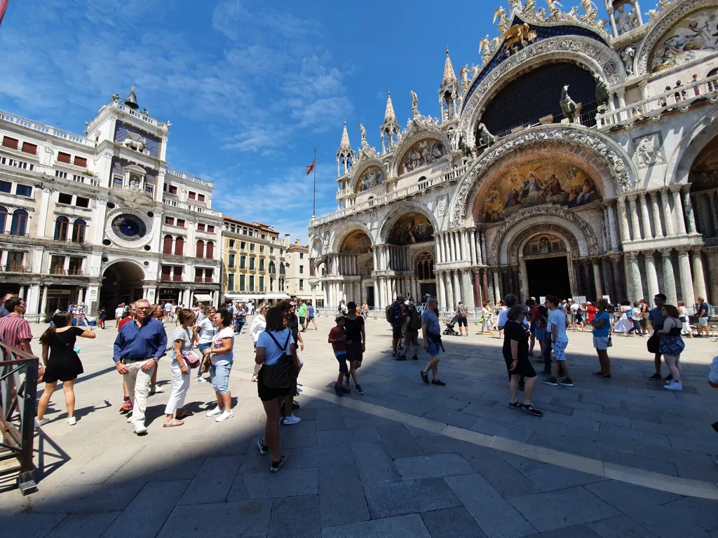 V uzavřených prostorech, jako jsou muzea, platí v Itálii povinnost nosit roušku až do 31. července