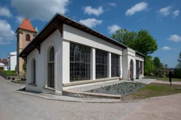 Letohrad otevírá opravenou zámeckou oranžerii s expozicí papoušků