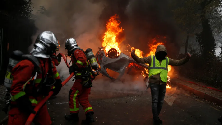 Hořící auto v Paříži nedaleko Vítězného oblouku