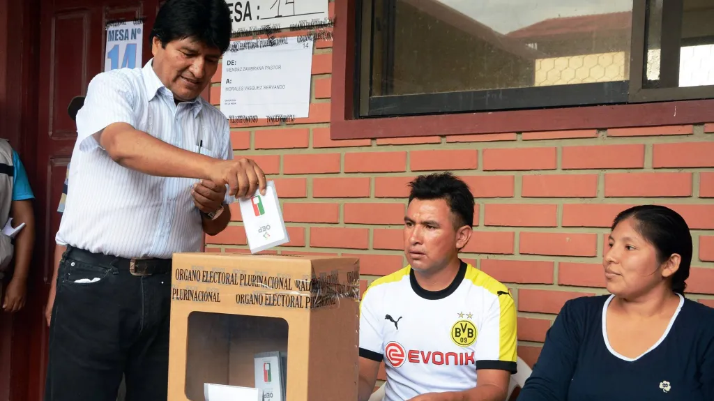 Bolivijský prezident Evo Morales hlasuje v referendu