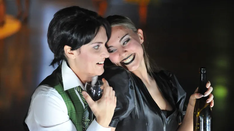 Václava Krejčí-Housková jako Siebel (vlevo)