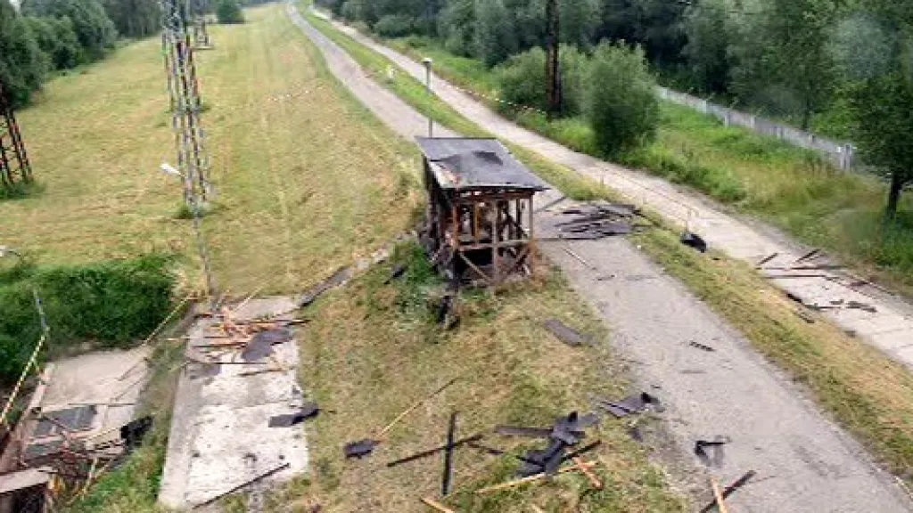 Zničená budka u dálnice