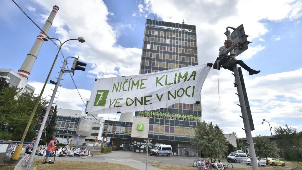 Ekologičtí aktivisté blokují vjezd do chvaletické  elektrárny
