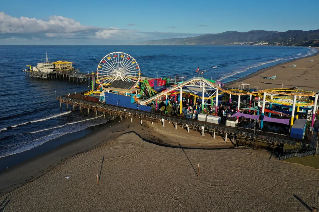Pláže a molo v Santa Monice u Tichého oceánu zůstaly po vyhlášení karantény v Kalifornii prázdné