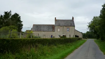 Úzké silnice a kamenná stavení - to je Normandie