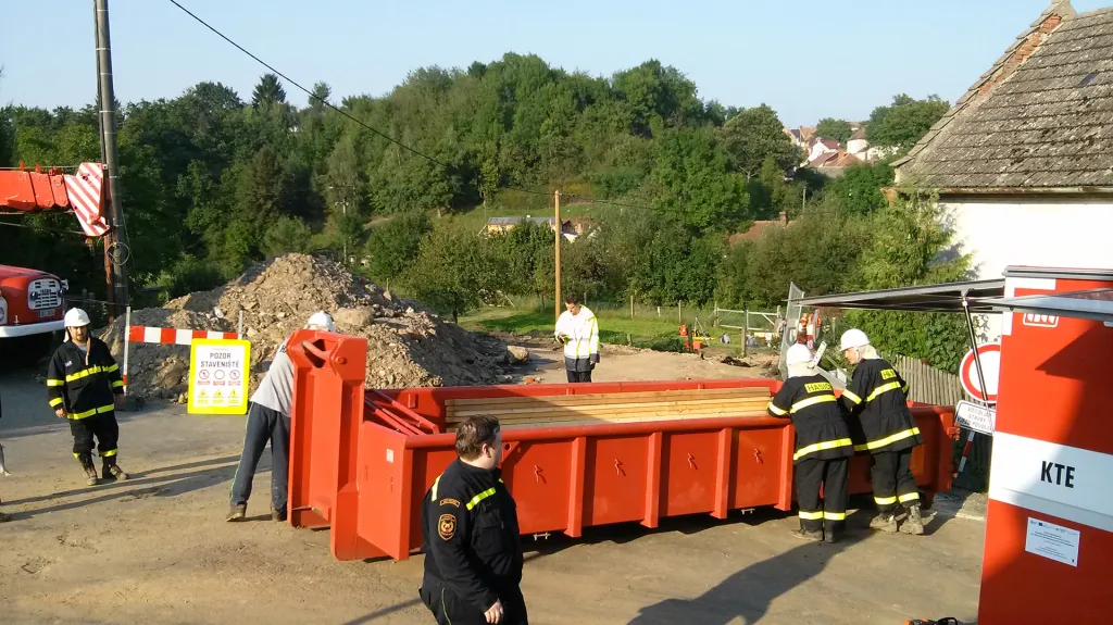 Hasiči u zříceného silničního mostu u Vilémova na Havlíčkobrodsku