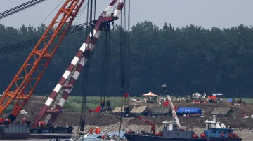Čínští záchranáři rovnají potopenou loď