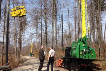 Nejmodernější lanovka na dřevo se poprvé představila v lesích okolo Křtin