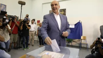 Lídr Nové demokracie Evangelos Meimarakis v aténské volební místnosti