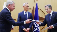 Finský ministr zahraničí Haavisto (vlevo) předává přístupový dokument americkému protějšku Blinkenovi. Uprostřed šéf NATO Stoltenberg
