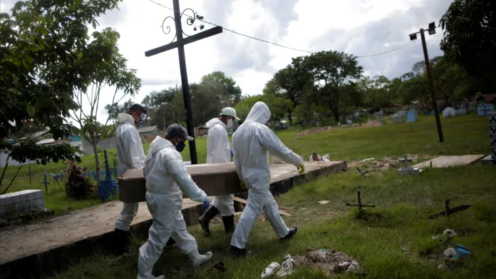 Pohřeb jedné z obětí koronaviru v Brazílii