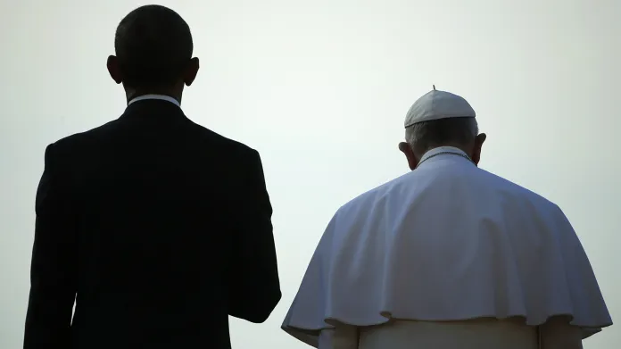 Barack Obama a papež František při ceremonii u příležitosti návštěvy hlavy katolické církve v Bílém domě.