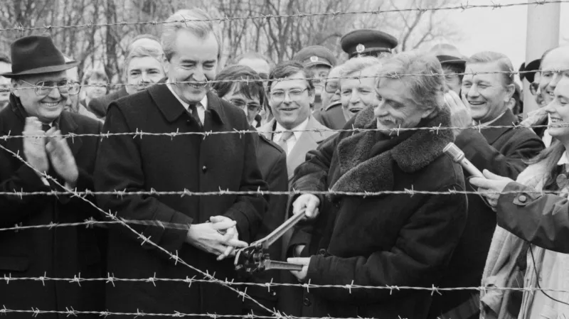 Symbolické přestřihování drátů na česko-rakouské hranici
