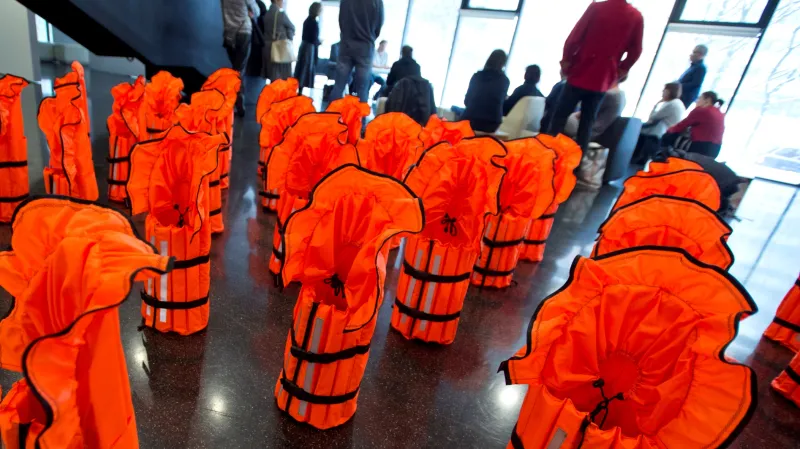 Dětské vesty Kateřiny Šedé na výstavě Strach z neznámého