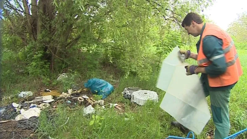 Skládky vznikají i u sběrných dvorů