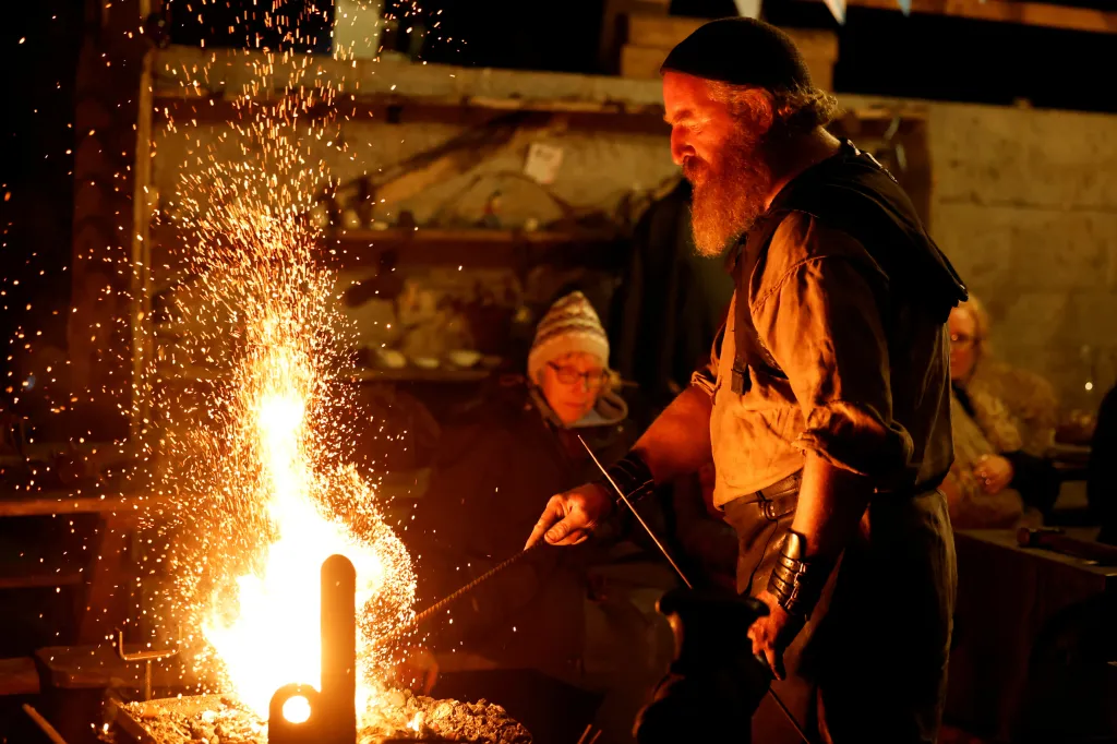 „Máme hmatatelné věci, které můžete ochutnat, dotknout se jich, cítit a vnímat – a to je velký rozdíl oproti pouhému stání u památníku, kde je po deseti minutách čas odejít,“ tvrdí King