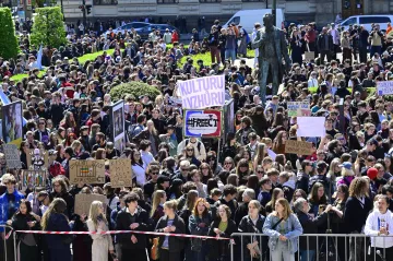 Studenti demonstrovali na podporu ČT a ČRo, Klempíř za nimi nepřišel
