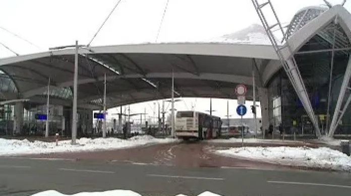 Vážné technické problémy s autobusovým terminálem v Hradci Králové má tamní Dopravní podnik.