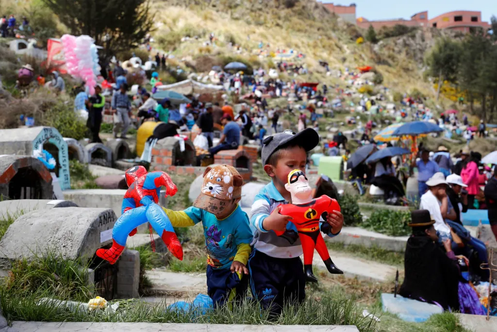 Děti nosí na hroby hračky. Pomníčky se zdobí také květinami převážně v oranžové barvě a vystřihovánkami z barevných papírů, které mají za úkol odhánět zlé démony.