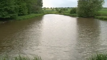 Zemědělec s obcí bojuje o rybník
