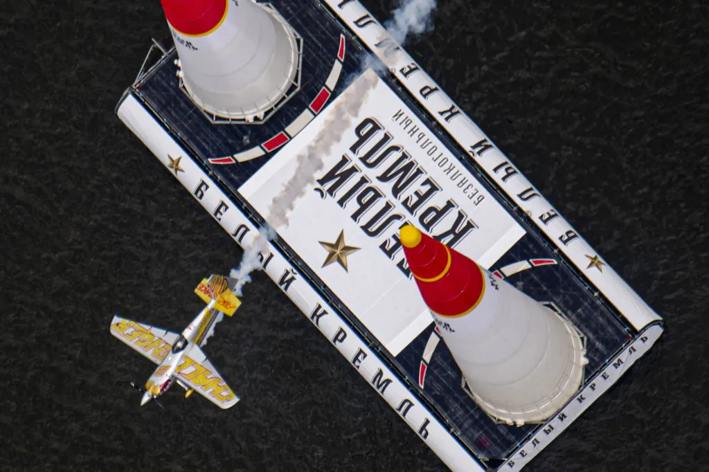 Během přeletu přes pomyslnou cílovou rovinku mohou letci dosahovat přetížení kolem 12G, které je však v závodě limitní. Pokud pilot tuto hranici překročí, čeká ho diskvalifikace.