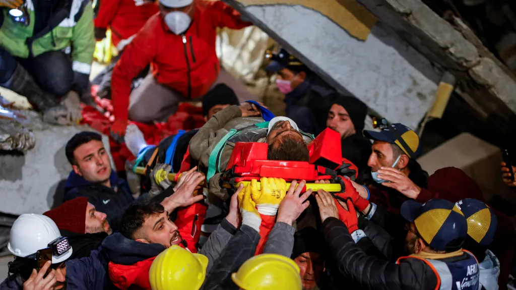 Záchranáři vyprošťují přeživší ze sutin po zemětřesení v Turecku