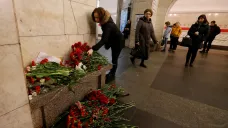Lidé pokládají květiny ve stanici Technologický institut