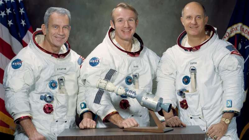 Členové americké posádky, od leva: Donald Slayton, Vance Brand, Thomas Stafford