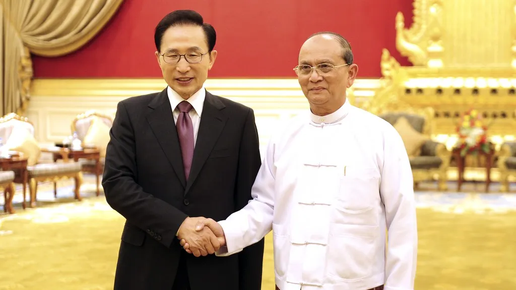 I Mjong-bak  a Thein Sein