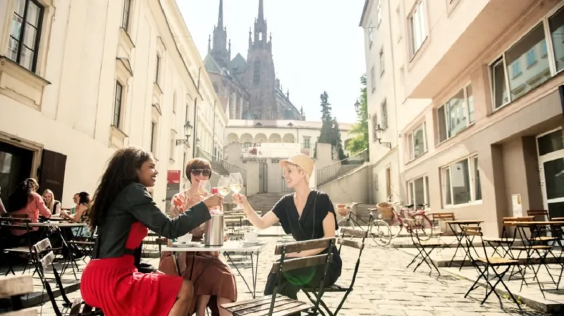 Osvěžení na ulici v brněnské kavárně