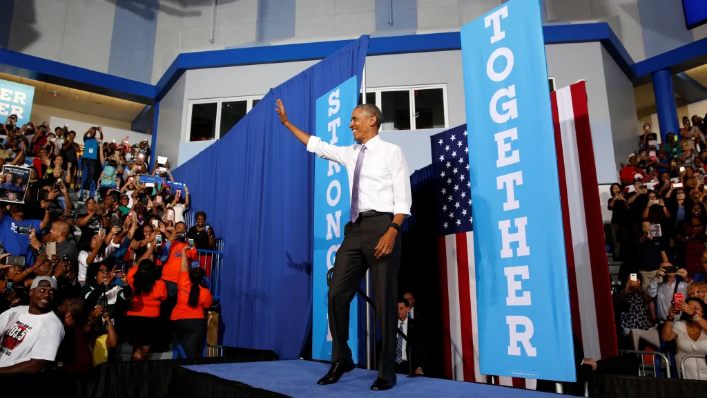 Barack Obama na volebním shromáždění Clintonové