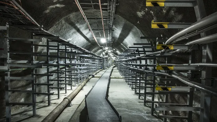 Nejstarší pražské čtvrtě jsou protkány asi dvaceti kilometry podzemních chodeb. V celé Praze je to kolem 90 km. V památkově chráněné oblasti jde o nejjednodušší způsob, jak zajistit pohodlný a k zástavbě šetrný přístup k důležitým inženýrským sítím.