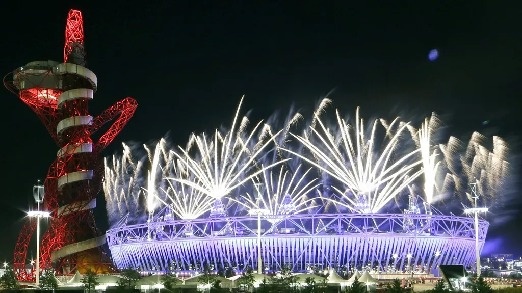 Ohňostroj v rámci závěrečného ceremoniálu olympijských her v Londýně