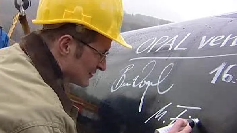 Státní tajemník Spolkové země Sasko Hardtmuth Fiedler při propojení plynovodů Opal a Gazela.