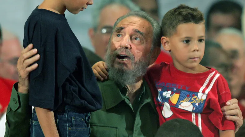 Castro s Eliánem Gonzálezem (vlevo) a jeho bratrem (2004)