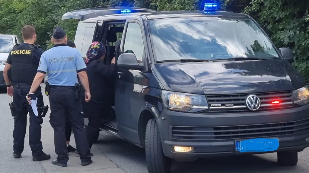 Policie zadržela migranty z havarované dodávky