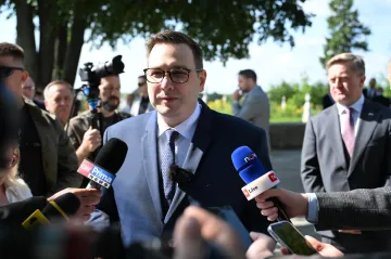 Evropa platí většinu pomoci Ukrajině, místo u jednání mít bude, řekl Lipavský