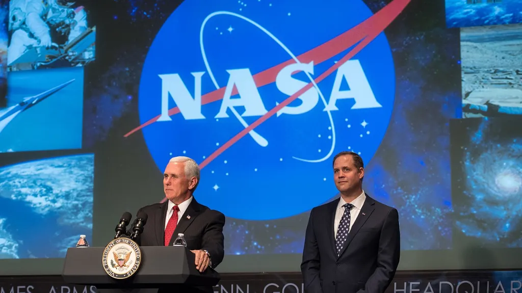 Viceprezident Mike Pence a ředitel NASA Jim Bridenstine