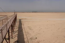 Kde byla voda, je jen písek. Irácké jezero Sáva poprvé za stovky let vyschlo