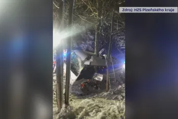 Na Tachovsku havaroval autobus. Varování kvůli ledovce platí na celém západě Čech