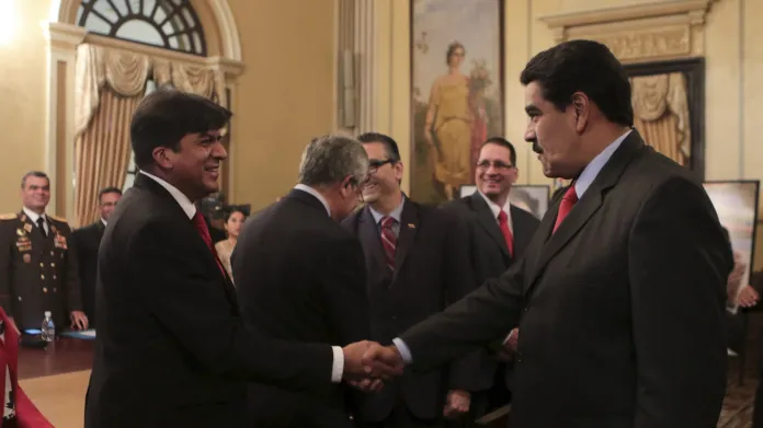 Prezident Maduro s ministrem financí Rodolfem Medinou