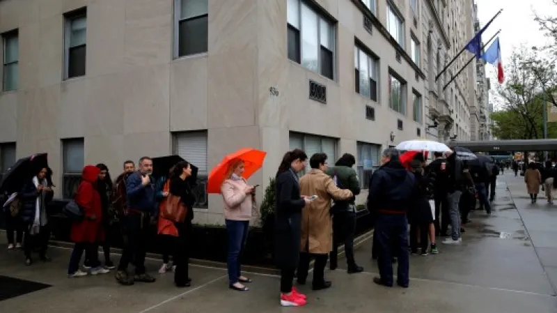 Fronta před francouzským konzulátem v New Yorku