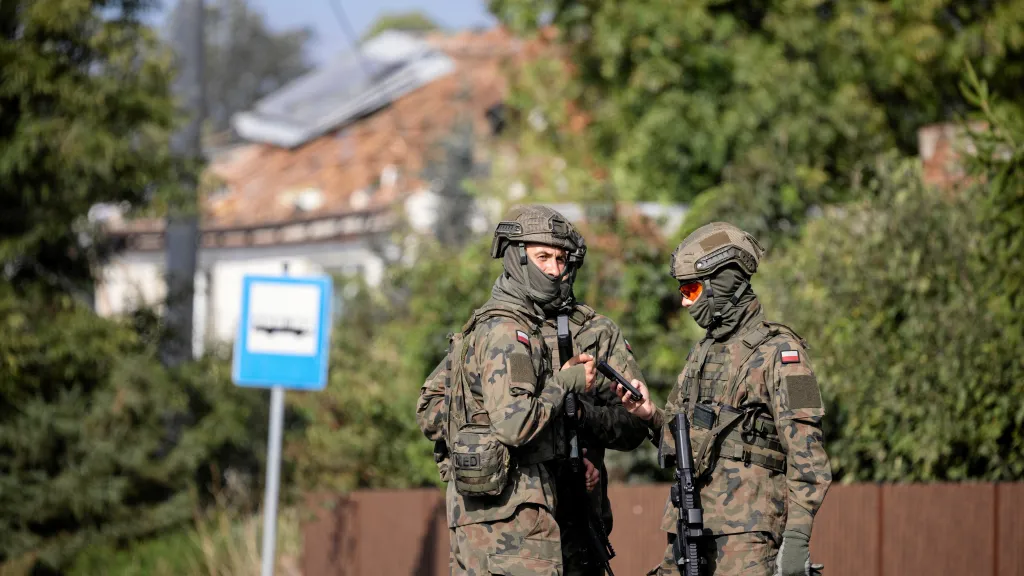 Vojáci poblíž místa, kam dopadly trosky dronu