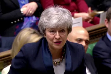 Britští poslanci schválili zákon bránící tvrdému brexitu. Z budovy Westminsteru je pak vyhnala voda
