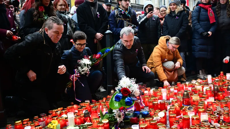 Ivan Bartoš, Olga Richterová a Zdeněk Hřib (všichni Piráti) zapalují svíčku u památníku na Národní třídě