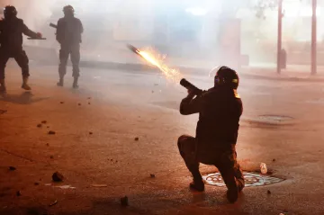 Demonstrace pokračují. Policie v Bejrútu nasadila při protestech vodní děla a slzný plyn 