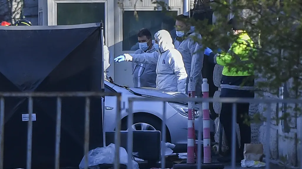 Vůz po nárazu do brány ruské ambasády v Bukurešti