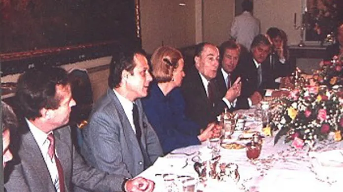 Snídaně disidentů Petra Uhla, Václava Havla a Jiřího Dienstbiera s tehdejším francouzským prezidentem Françoisem Mitterrandem v prosinci 1988.