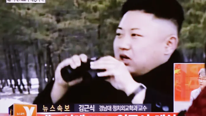 Kim Čong-un pozoruje vojenské cvičení své armády